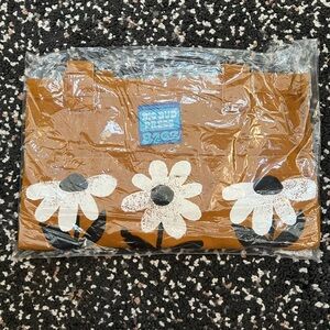 Nwt paint stamp Daisy everyday tote